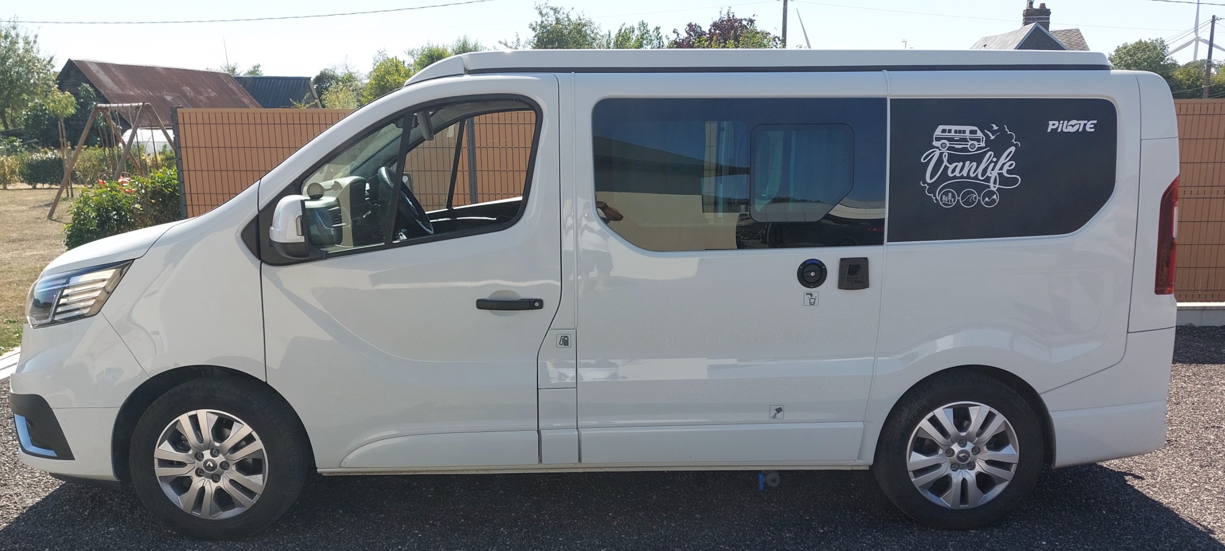 camping-car RENAULT TRAFIC  extérieur / latéral gauche